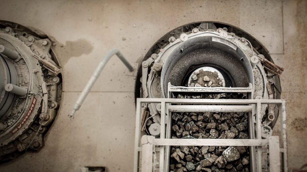 Tdeux concasseurs à cône photographiés depuis le haut