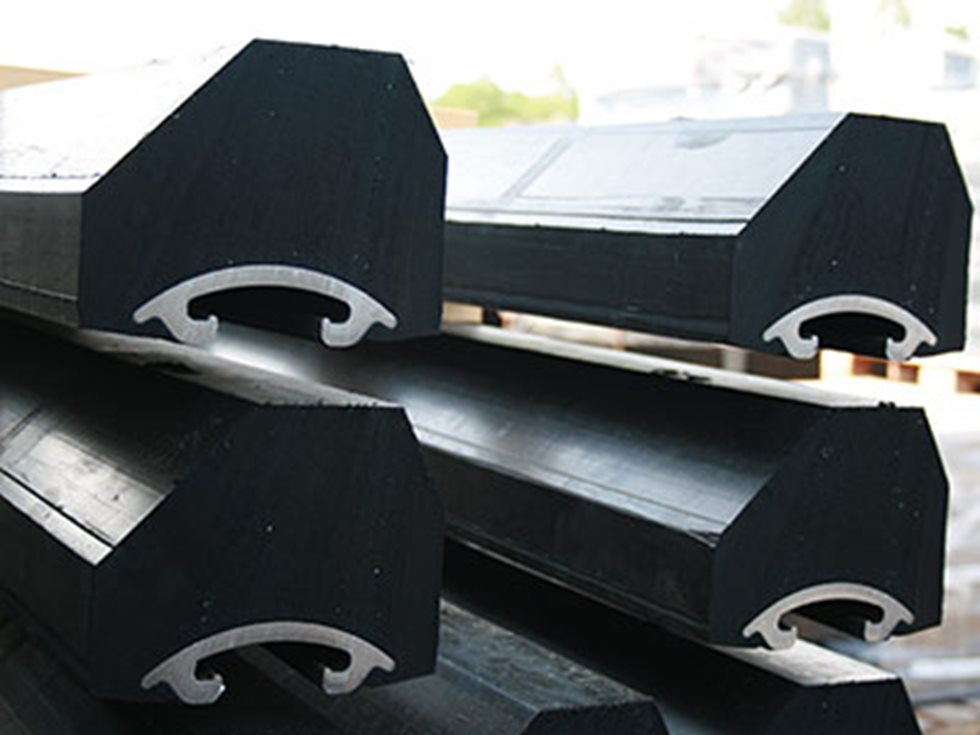 Os  revestimentos devem ser guardados sob coberturas protegidas contra calor e luz solar