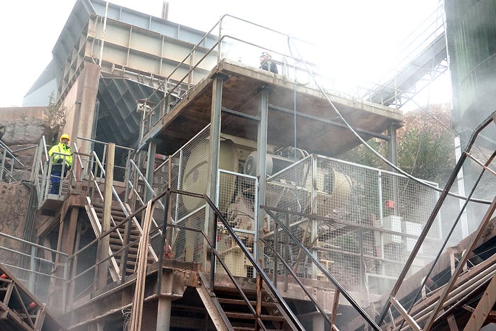 Werkmeister Henning Mayer vor dem neuen stationären Backenbrecher. Ein Umbau der Stahlkonstruktion war nicht erforderlich.