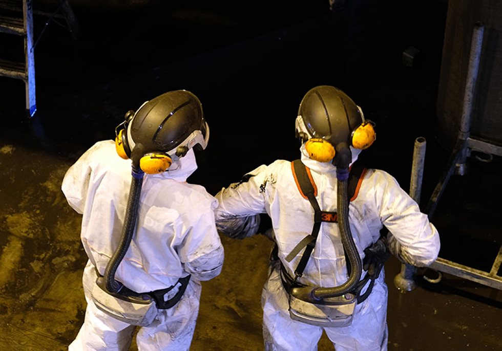 Kromiittirikasteen sisältämän asbestikuituriskin takia sintraamossa käytetään koko ajan ylipaineistettuja hengityssuojaimia ja suojahaalareita