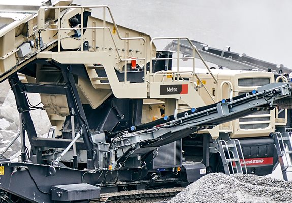 Lokotrack® LT220GP™ mobile cone crusher