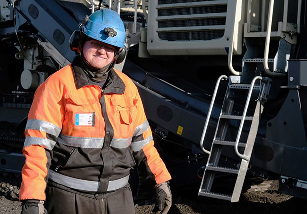 Työmaan päällikkö Jani Hietasella on syytä hymyillä: aurinko paistaa ja toinen urakka Metson uudella LT1213S-iskupalkkilaitoksella valmistui etuajassa.