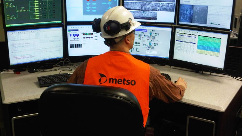 Empleado de servicio trabajando con varios monitores.