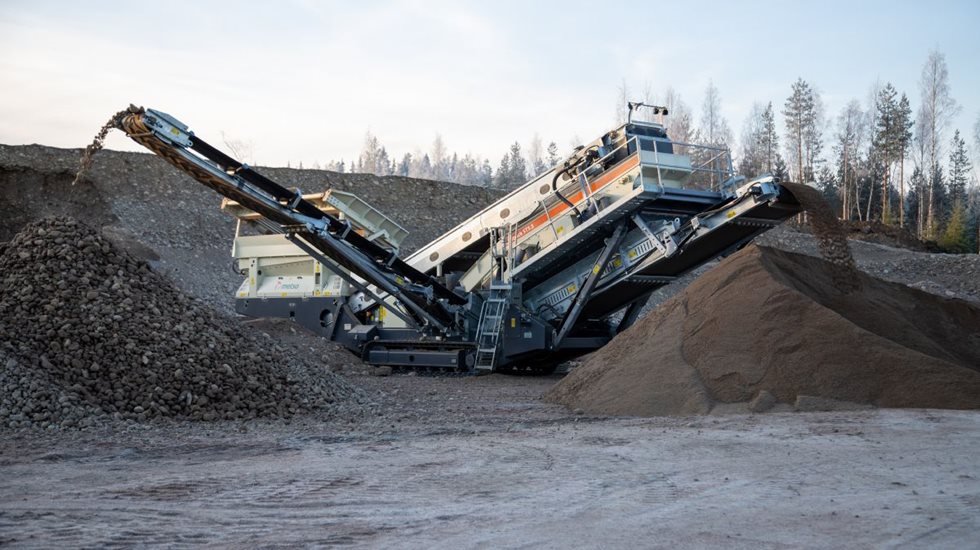 Lokotrack® ST3.5™ mobile screen screening natural sand.