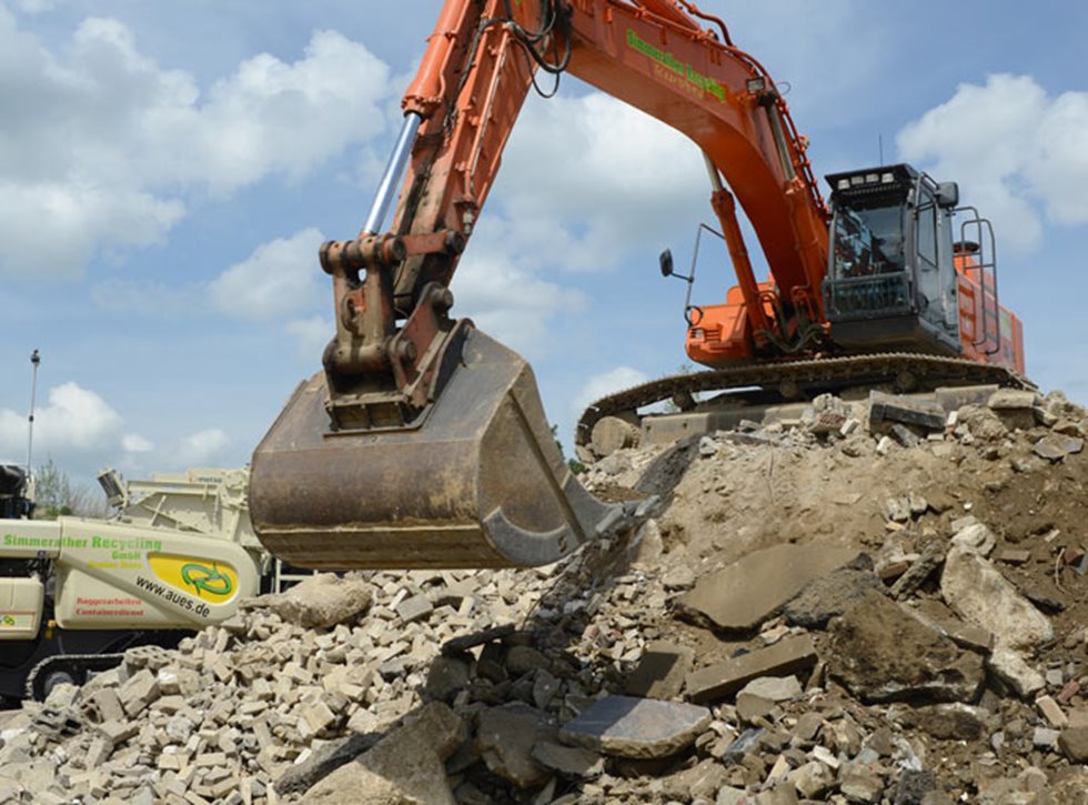 Beim Recycling besteht das Aufgabematerial der Prallbrecheranlage LT1213 überwiegend aus Asphalt, Beton und Bauschutt aus der Umgebung.