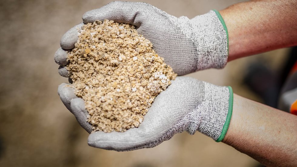 A areia manufaturada é produzida através do pó de rocha.