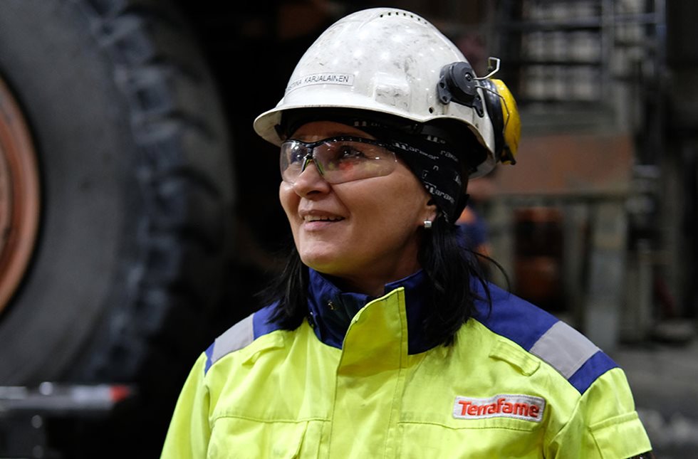 Uuden Terrafamen kevytlavan sivusuojat toimivat hyvin ja pitävät kiviauton sivupeilit ehjinä putoavilta lohkareilta.