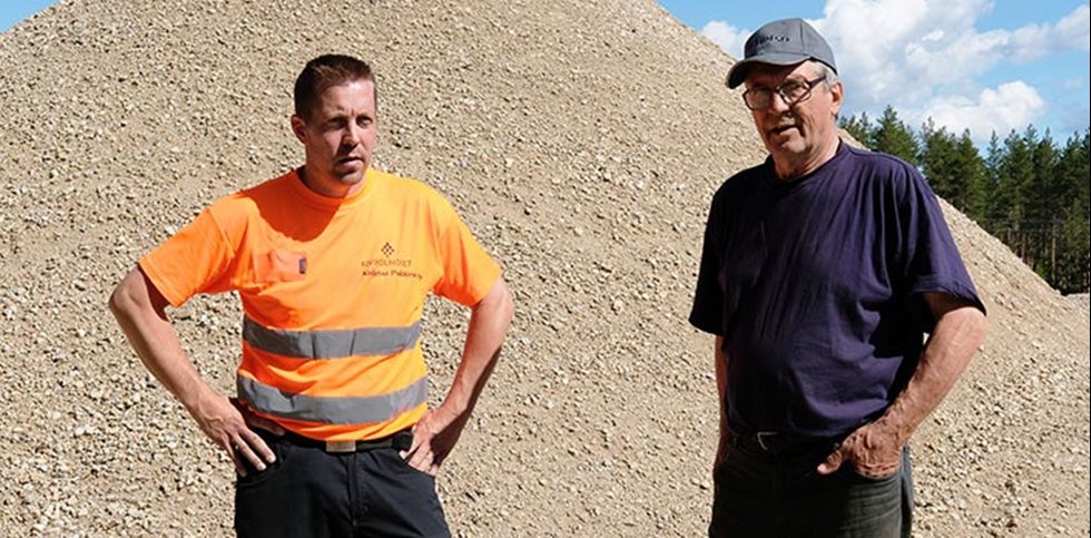 Kuljetus Pulkkisen perustaja Eero Pulkkinen (oik.) ja Asko Pulkkinen Ritoniemessä Vehmersalmella.