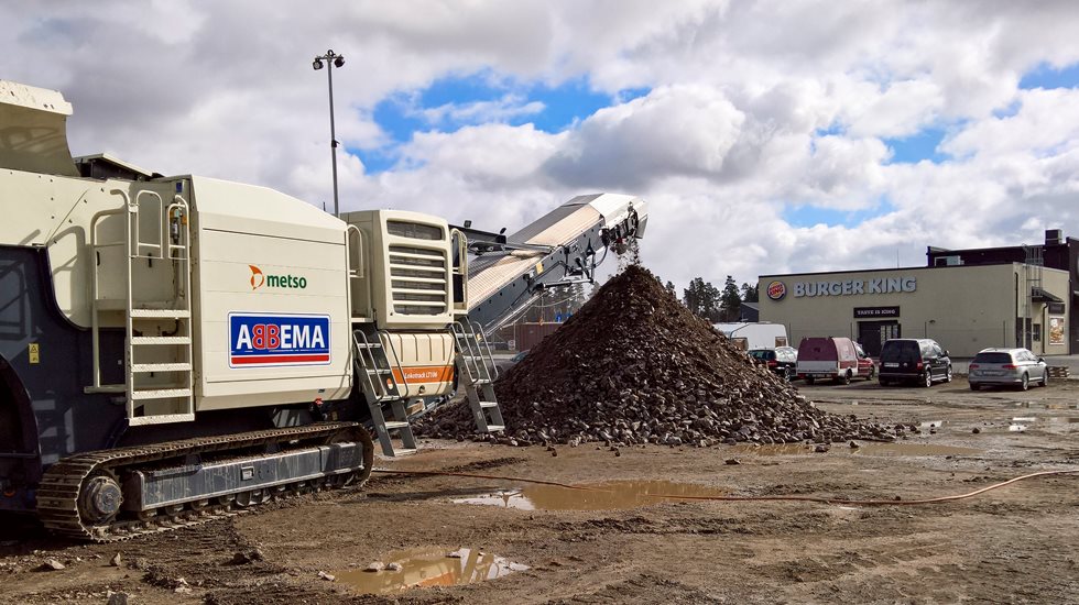 Lokotrack Urban crushing at Abbema's site.