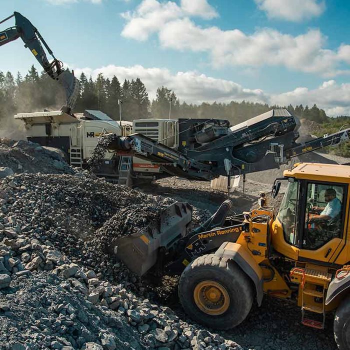 Buller- och damminkapslingsfunktionerna i Lokotrack® Urban-seriens mobila krossar är utformade på ett sådant sätt att de inte äventyrar anläggningens transportdimensioner, det enkla underhållet eller den säkra driften.