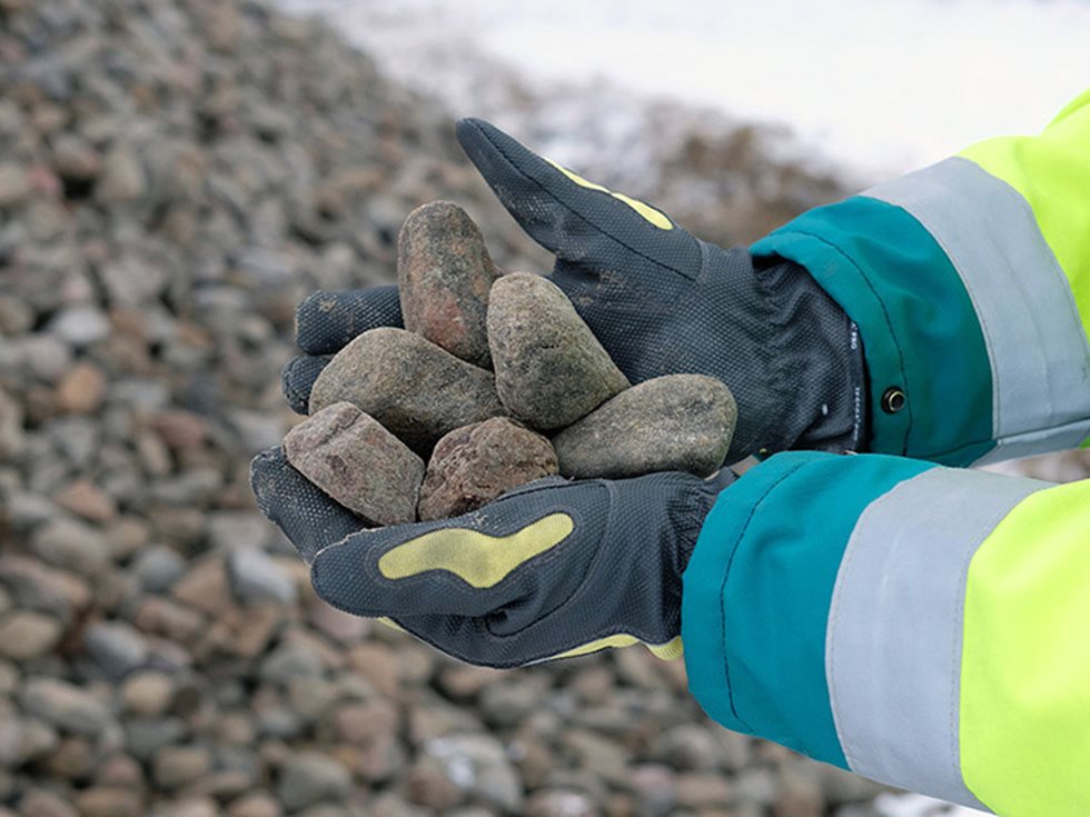 Kooltaan 20-100 mm:n pienpoikaskivet varmistavat Naarakoskessa pian järvilohen lisääntymistä.