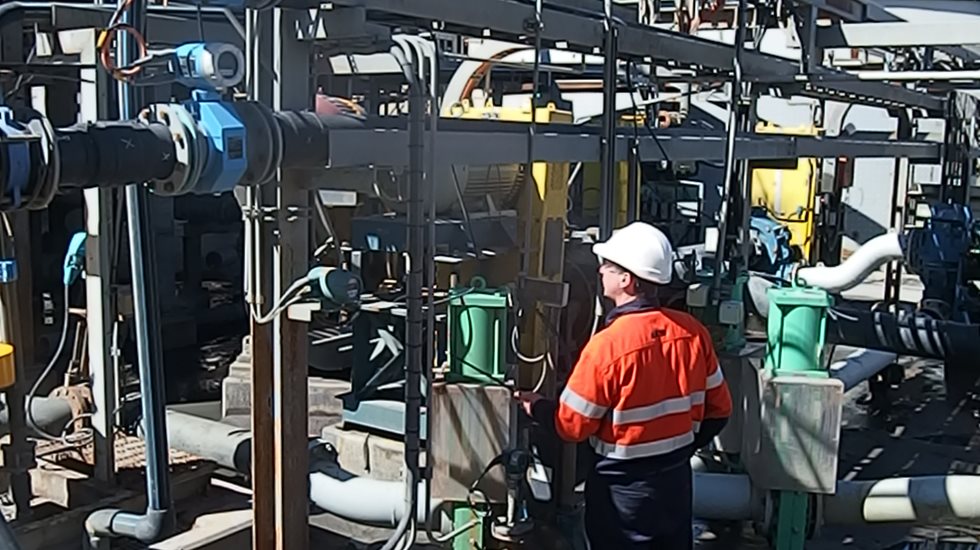 Foram instaladas bombas com revestimento de borracha mais eficientes, aumentando a vida útil e reduzindo o consumo de energia.