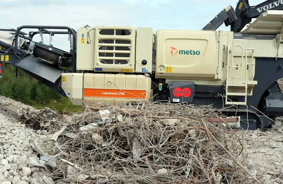 Kajaanin Romulle tehtävässä urakassa betonista löytyi runsaasti harjateräksiä, jotka magneetti nappasi tehokkaasti omaan kasaan.