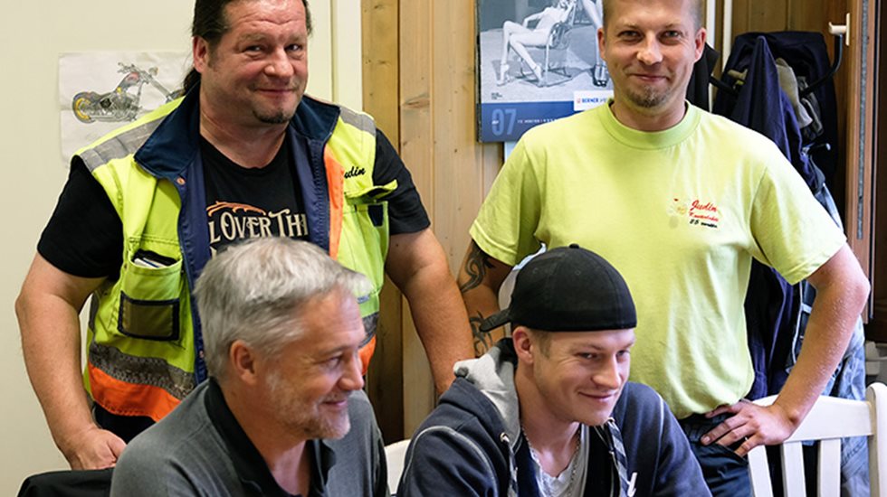 Kuljetus ja Kuormaus Judin Oy:n perheyrityksessä Kari ja Kristian (takana) ja Jami (edessä oikealla) opettelemassa Bruno-simulointiohjelman käyttöä Metson aluemyyntipäällikkö Jussi Mäkelän opastamana.