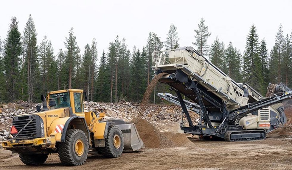 Pyörökuormaaja kohtisuoraan kasaa Lokotrack LT220D:n edessä. 