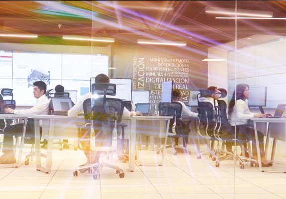 Experts working at the new metso performance center for mining in Chile.