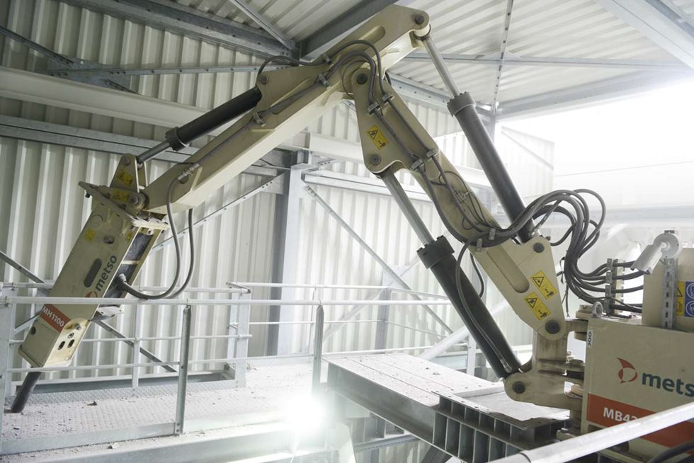 Der Hydraulikhammer wird von den Fahrern der Muldenkipper bei Bedarf ferngesteuert