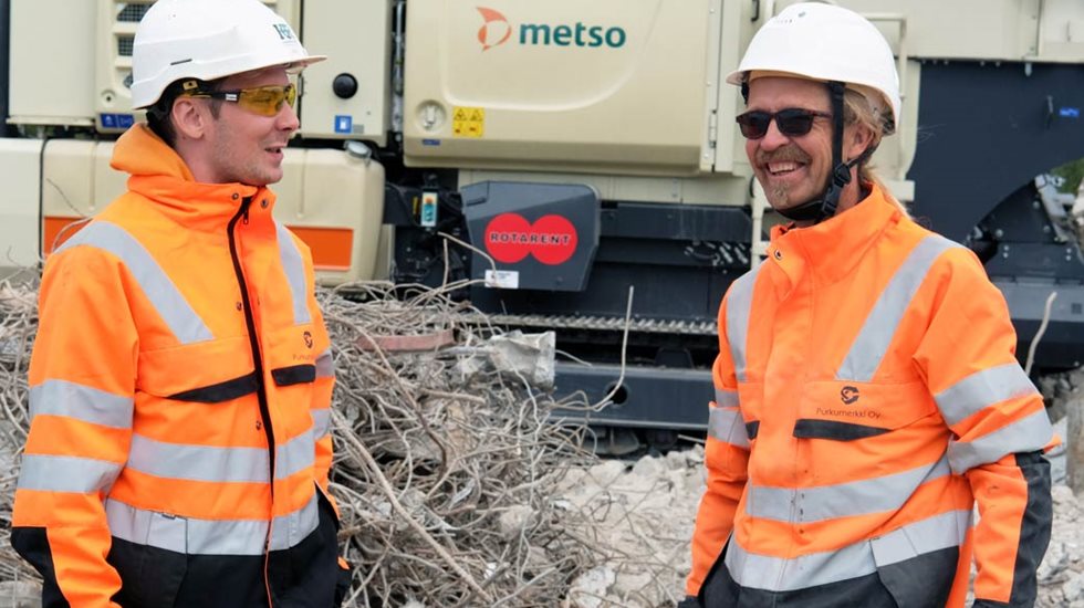Purkumerkki Oy:n Mikko Mähönen (vas.) ja Harri Hautala voivat hyvin jutella melu- ja pölyeristetyn Lokotrackin vierellä, kun murskauksen melutaso jää alle 85 desibelin jo 3-5 metrin etäisyydellä laitteesta