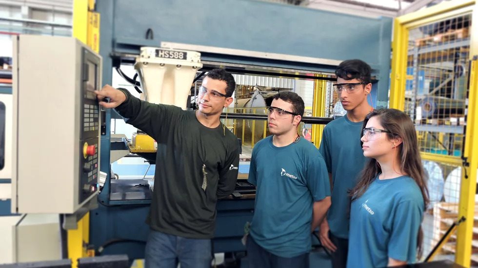 O programa jovem aprendiz, em parceria com o SENAI Sorocaba, é direcionado jovens entre 14 e 22 anos.