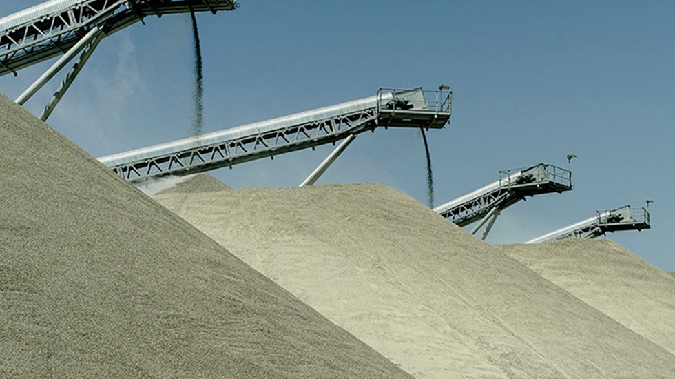 Hiekkaa käytetään lukuisiin tarkoituksiin sen koostumuksen ja fyysisten ominaisuuksien vuoksi. 