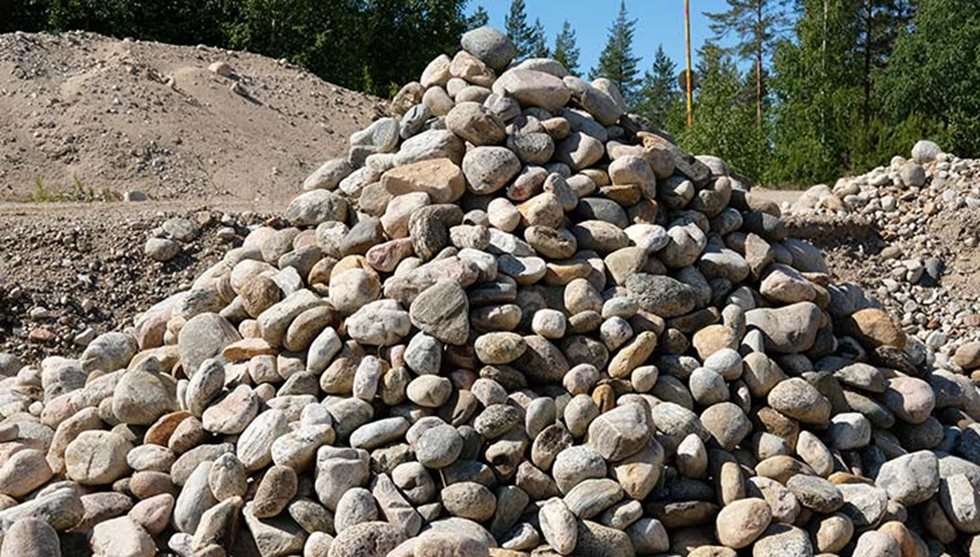 Kasa valmiita maisemakiviä.
