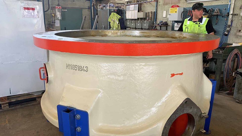 H6000 cone crusher's new lower frame inspected and ready to be transported to NCC Södra Sandby’s site.