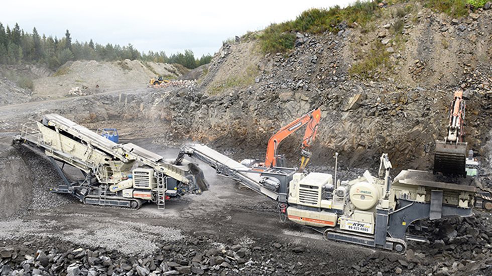 Mobiilikivenmurkauslaitos louhoksella. 