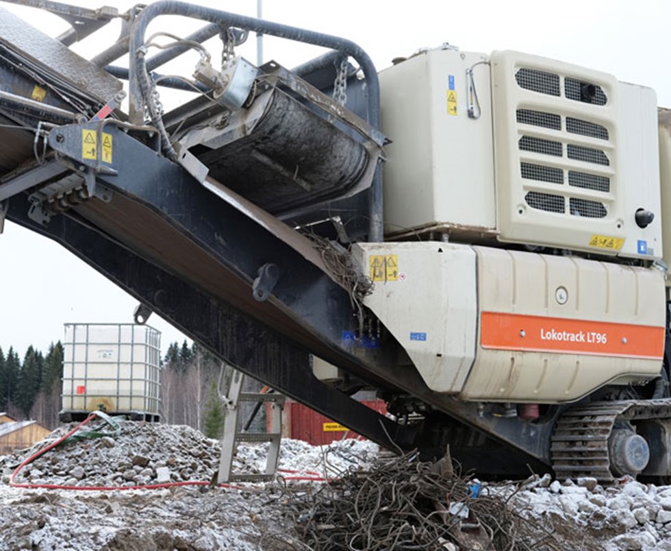 Magneettierotin nappaa tehokkaasti pois betoniraudat ja säiliöstä johdettu vesisuihkutus murskan kitaan ja kuljettimen päähän minimoi pölyn.