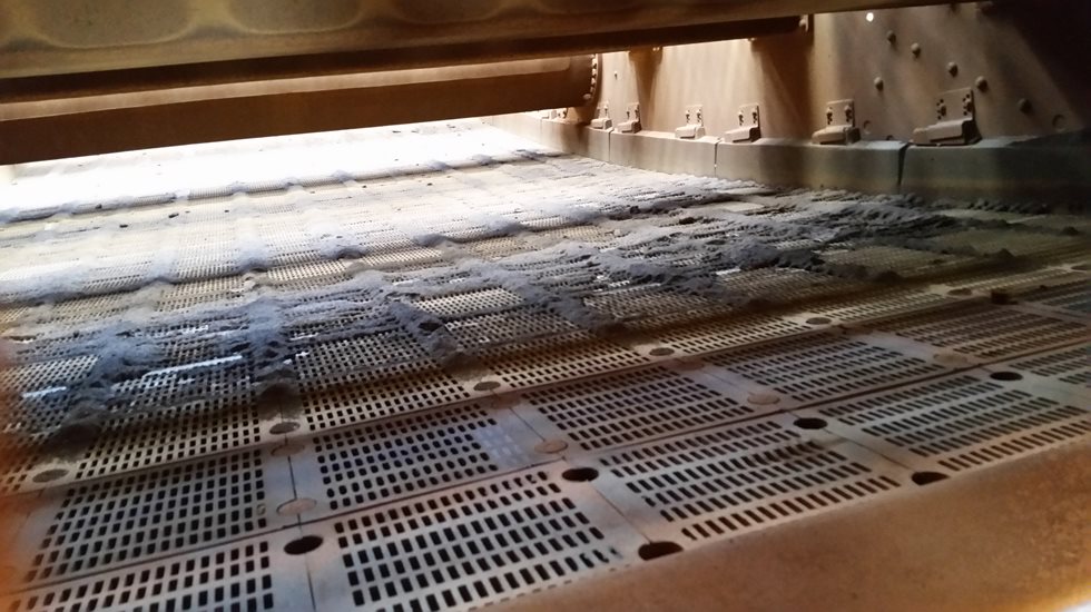 Peneiramento de minérios a umidade natural