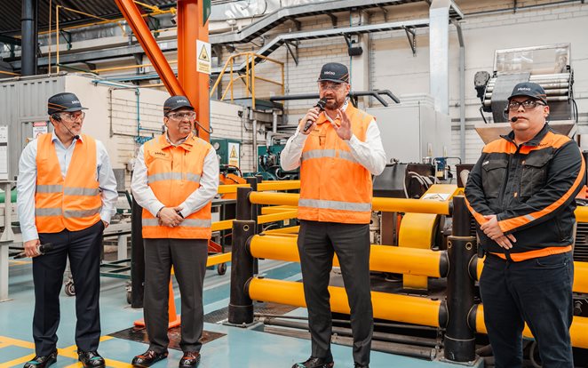 Sami Takaluoma comparte con colaboradores de la fábrica de Vulcano la estrategia de la compañía