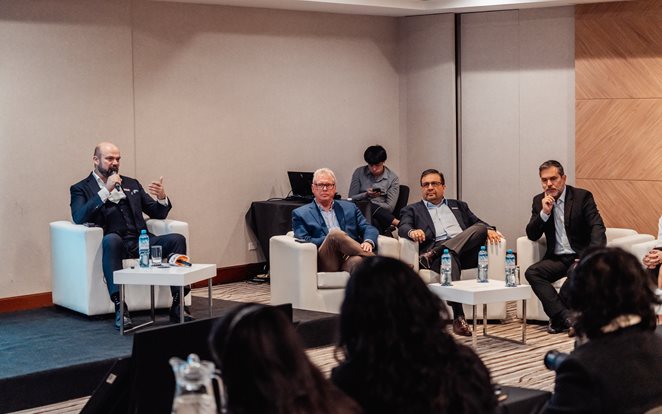 Sami Takaluoma compartiendo detalles de la estrategia global We Go Beyond con los medios en Perú