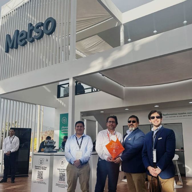 Cerro Verde entregando reconocimiento a Metso en PERUMIN 37