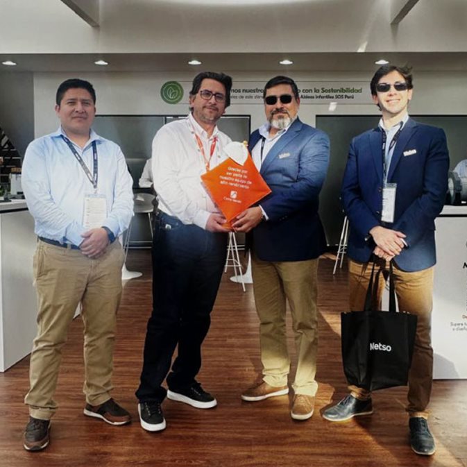 Cerro Verde entregando reconocimiento a Metso en PERUMIN 37