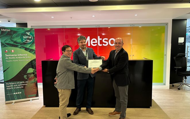 Ceremonia de entrega de certificación de compensaciones, liderada por Pablo  Ludeña, Director Site Account, North de Metso, Joe Herrera, Manager HSEQ y Fernando Martínez, Gerente General de Alivo Renting