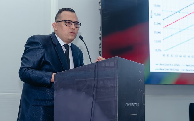 Hilario Gorvenia, desempeñandose como panelista invitado en los Conversatorios Metso