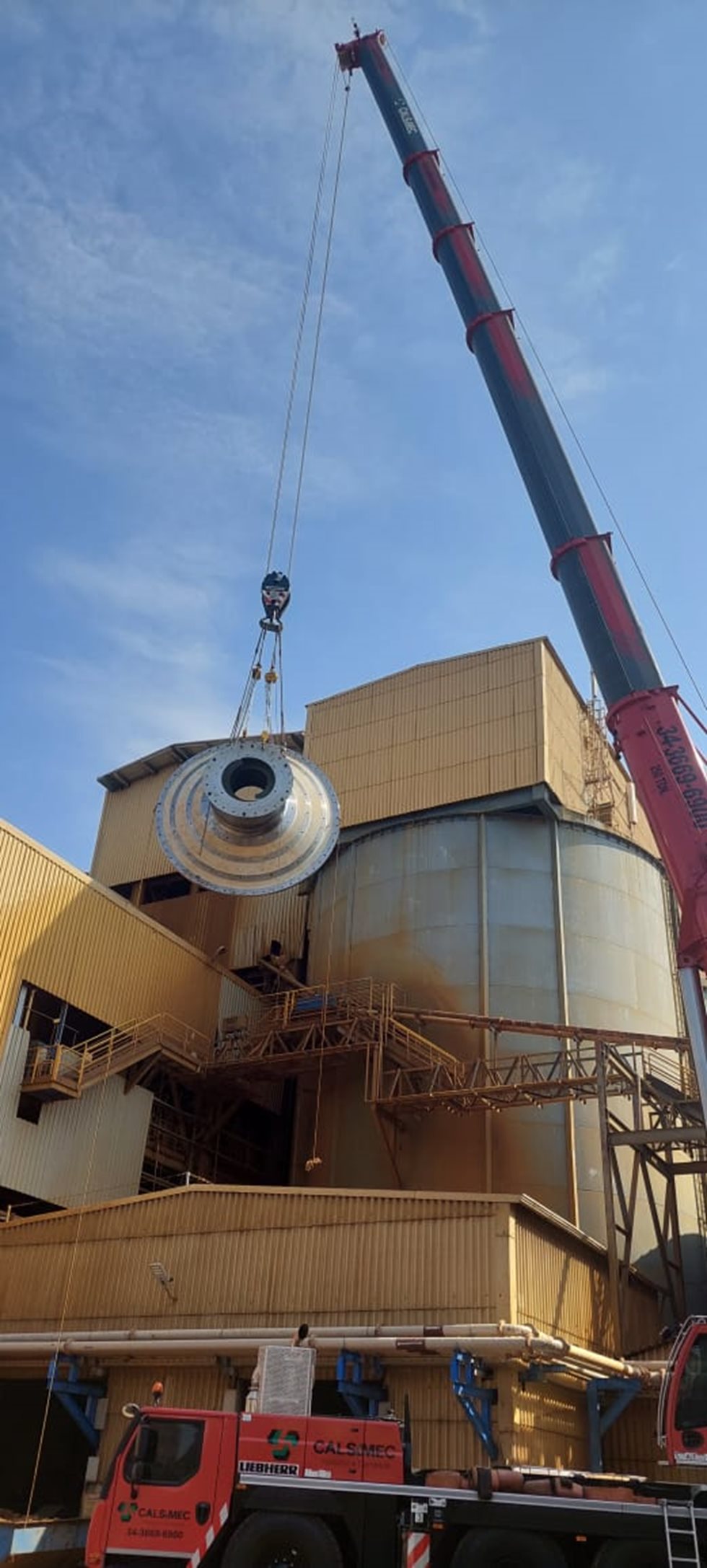 Guindaste fazendo o processo especial para troca de tampa do moinho de bolas pela Metso