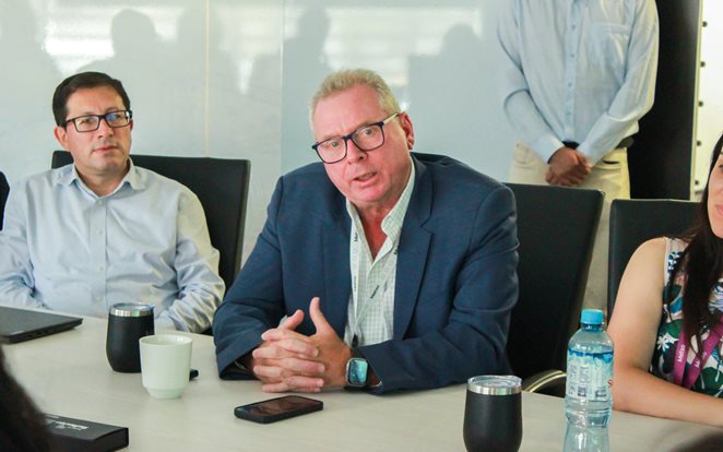 Directora general de Cambio Climático del Ministerio del Ambiente (Minam), junto a ejecutivos y líderes de distintas áreas de la compañía.