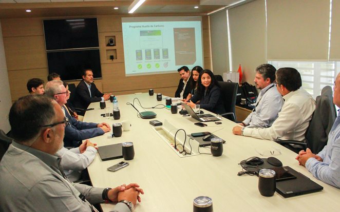 Directora general de Cambio Climático del Ministerio del Ambiente (Minam), junto a ejecutivos y líderes de distintas áreas de la compañía.