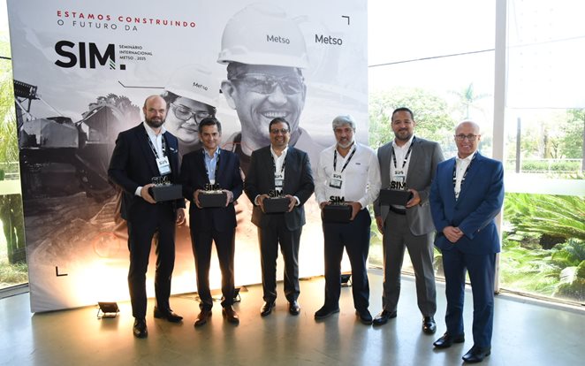 Sami Takaluoma, CEO y Presidente Global de Metso, y Eduardo Nilo, Presidente de la región Sudamérica, junto a clientes durante el SIM 2025