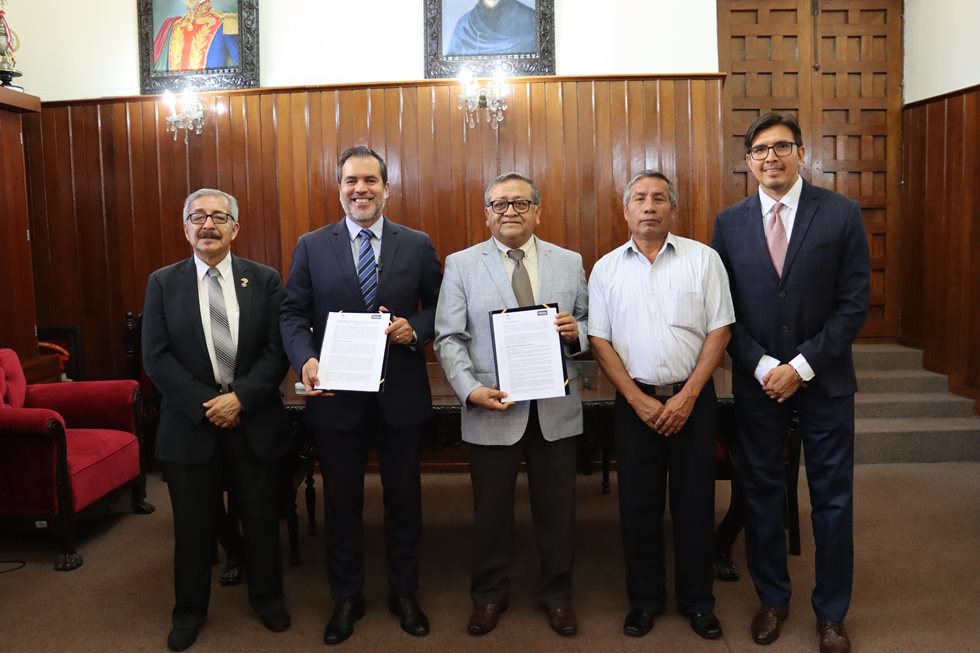 Joe Pezo, Vicepresidente de Servicios de Metso para Perú y países Andinos; Pedro Bobadilla, Director de Professional Services de Perú & North de Metso y las autoridades académicas de la UNT