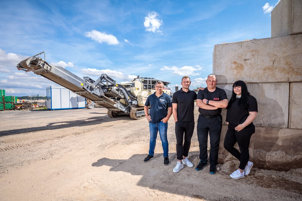 In GET's depot: the new Nordtrack J90 track-mounted jaw crusher from Metso Outotec. Frank Kropp (left), customer service manager at Fischer-Jung Aufbereitungstechnik, ensures that everything runs smoothly during delivery and service.  