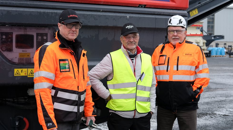 Jorma Kempas exploring the latest-generation diesel-hydraulic Lokotrack LT350C jaw crusher with Kari Rikkonen and Kimmo Antila.