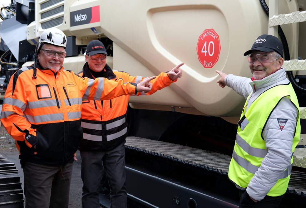 Metso’s 40th anniversary Lokotrack sticker received unanimous approval from Kari Rikkonen (right), Kimmo Antila, and Jorma Kempas.