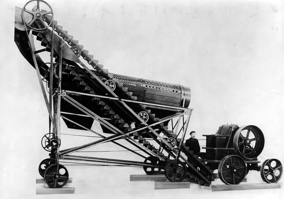 One of the world’s first mobile crushing plants was built at the Lokomo works in 1921. It already included a jaw crusher, conveyor and a screen on wheels.