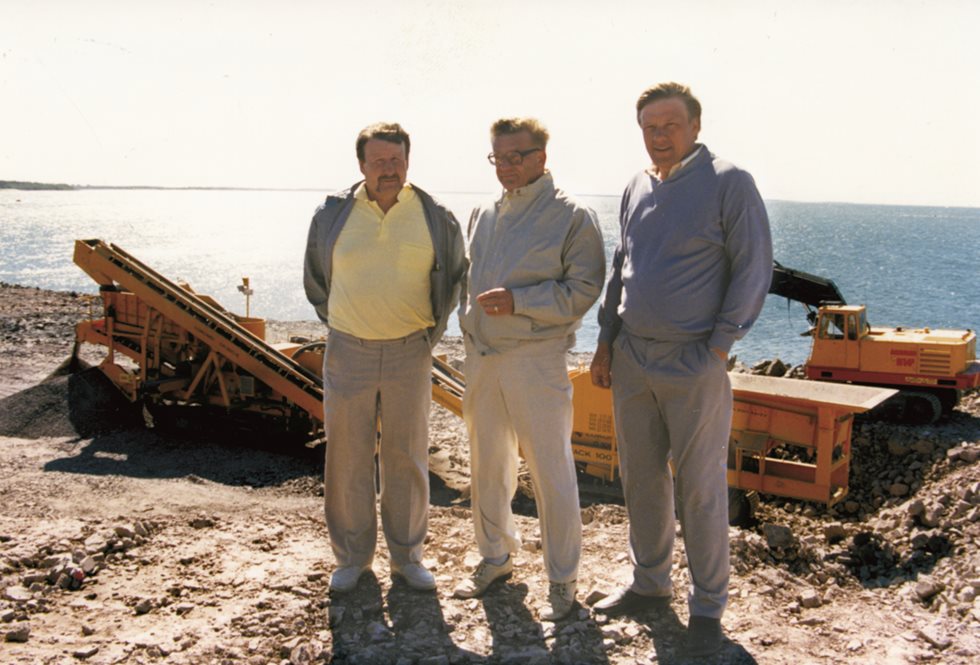 Contractors Mauno Vuorsola ja Olavi Puputti with Reijo Santanen (in the middle).