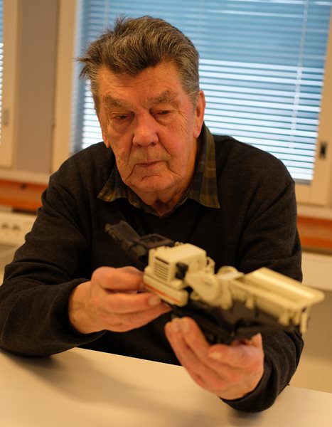 Pentti Pietilä, Master of Science in Engineering, created the name Lokotrack. Examining the details of a scale model.