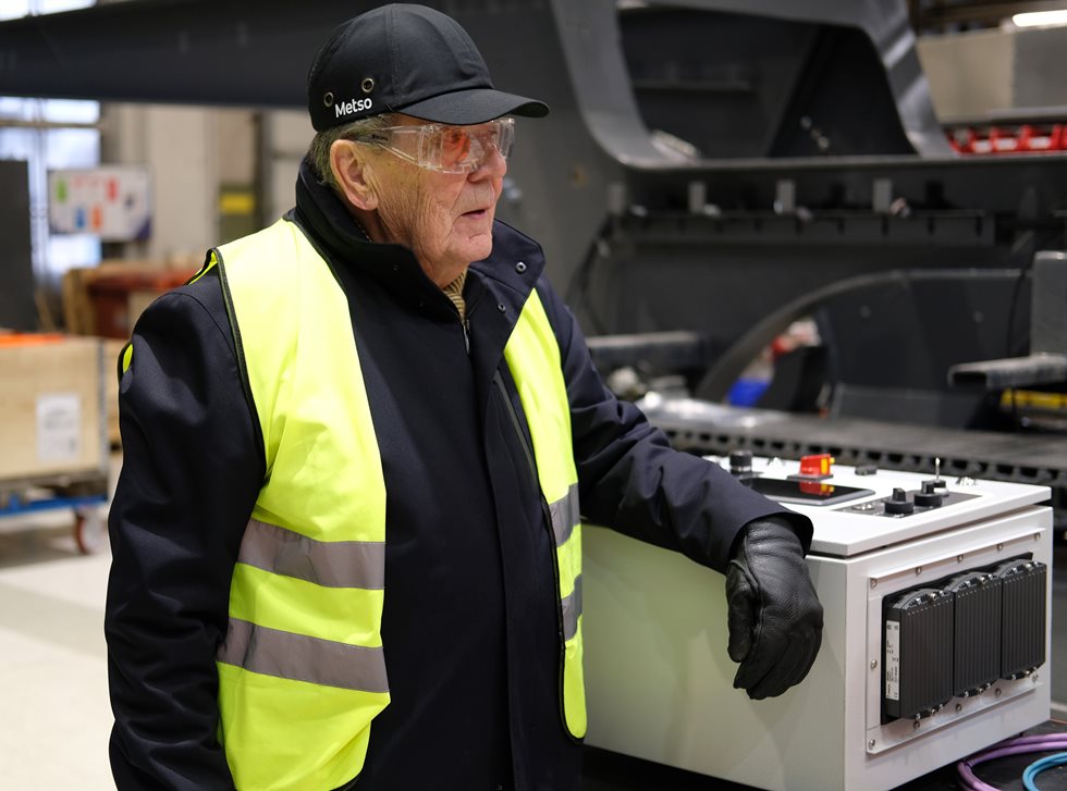 Pentti Pietilä exploring the remote monitoring system developed for Lokotrack crushers.
