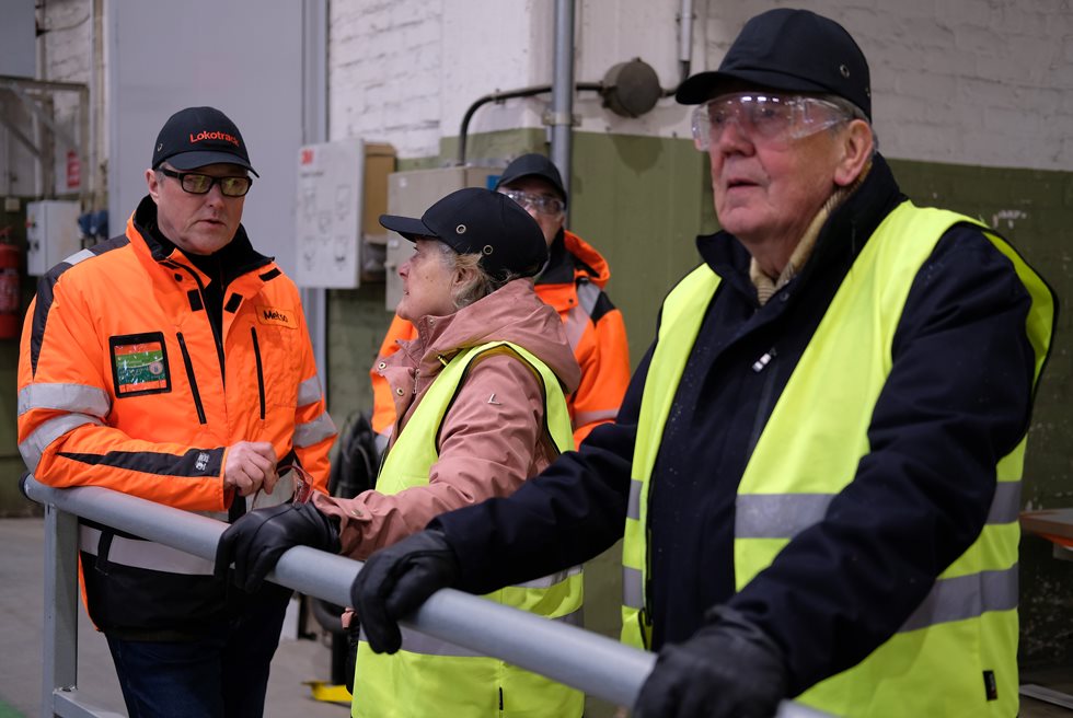 Kimmo Anttila (left), Head of the Lokotrack product group, presenting the assembly line.