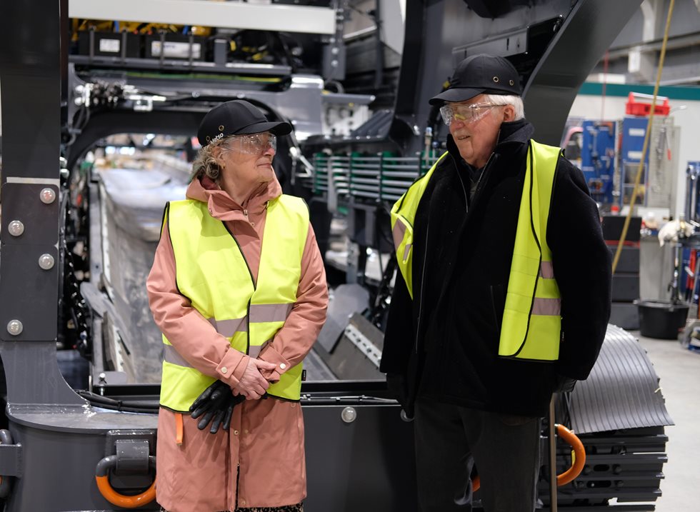 Kati Perkola and Jouko Suominen, both with long careers at Lokomo, at the Lokotrack assembly line.