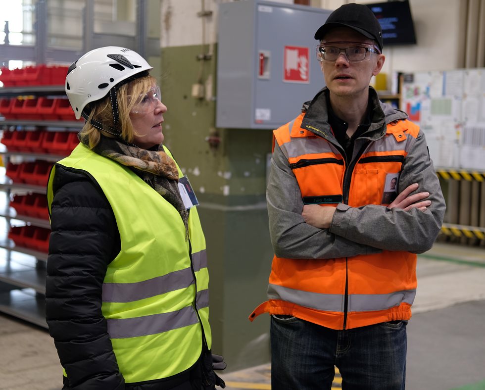 Sari Mäkitalo exploring a Lokotrack® setup with Metso’s Turo Salo.